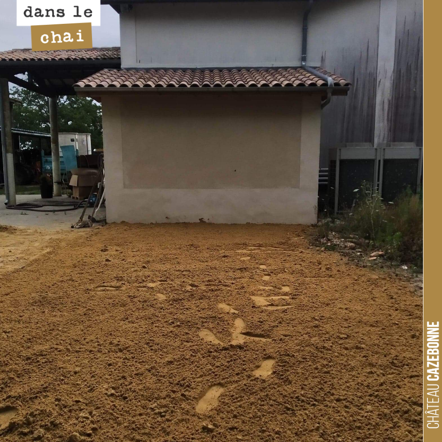 C’est Paris Plage à Cazebonne. Plus sérieusement, nous avons préparé le terrain pour disposer une cuve amovible de stockage des effluents de vinification. La gestion des effluents est une l’obligat...