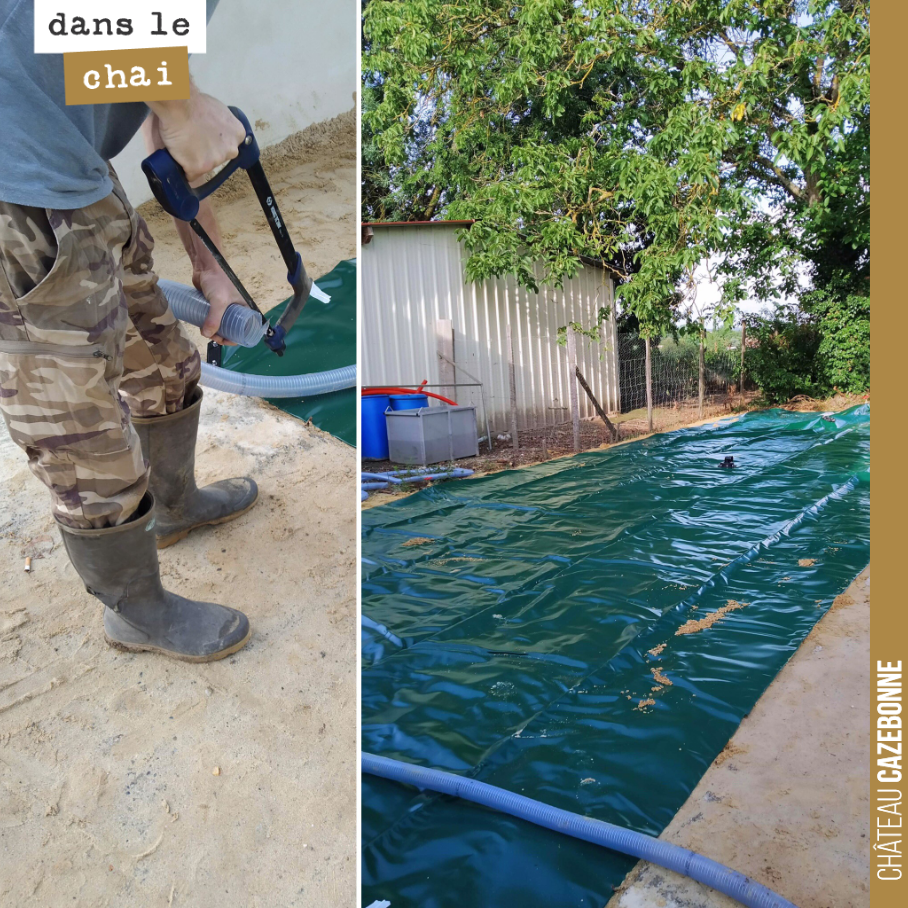 On installe notre cuve à effluent. On a opté pour un système amovible. Cette bâche nous permet de stocker les effluents le temps des vinifications. Une fois ceux-ci évacués, on peut ranger la bâche...