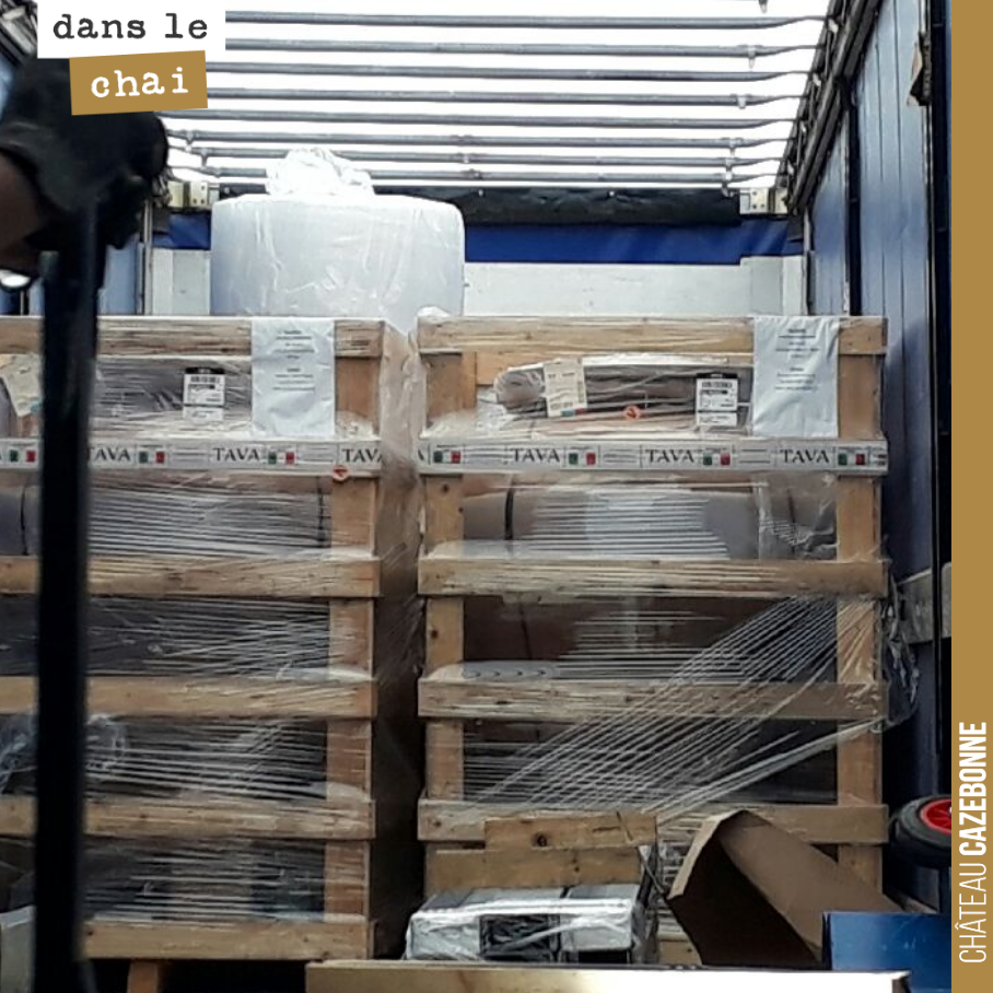 Une à une, on reçoit les jarres que l’on a commandées pour l’élevage des blancs et des rouges de nos cuvées parcellaires.
