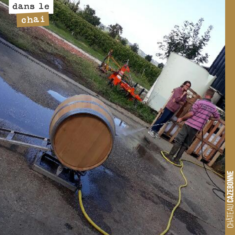 Une par une, on nettoie les barriques de blancs qui vont servir à la fermentation des sémillons. On fera un soufrage préalable de la barrique en brûlant du soufre volcanique.
