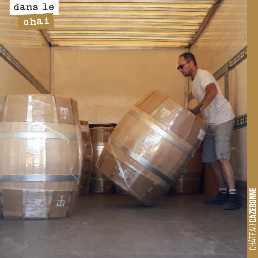 Réception de nos barriques de chêne neuves. On fait des essais avec 4 tonneliers cette année, sur les blancs comme les rouges (ici barriques de Taransaud). On veut des barriques qui ne marquent pas...