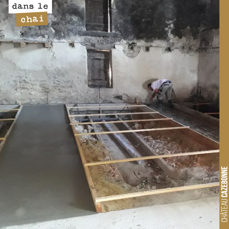 Mieux vaut tard que jamais, les travaux dans notre chai d’élevage en amphores avancent. On a coulé des allées en ciment sur lesquelles on disposera les amphores. Entre les allées, terre battue et s...