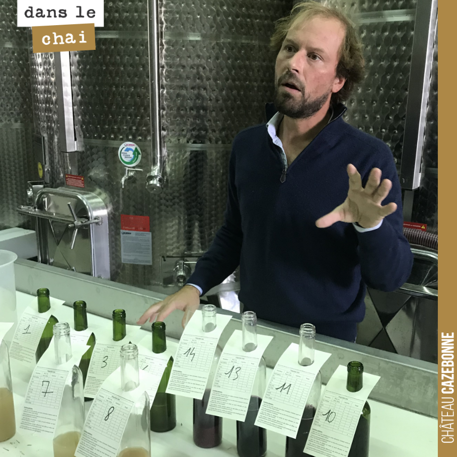 On écoute avec attention les conseils de notre œnologue Nicolas Jamin, suite à la dégustation de l’ensemble de nos lots en blancs comme en rouge.
Certains arrivent en fin de fermentation et nécess...