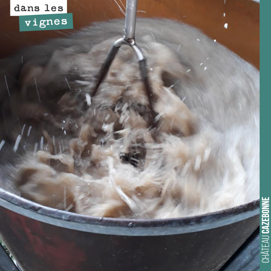 On a passé une préparation 500 sur nos semis de couverts végétaux pour l’hiver. Cette préparation de la biodynamie vise à dynamiser la vie des sols.