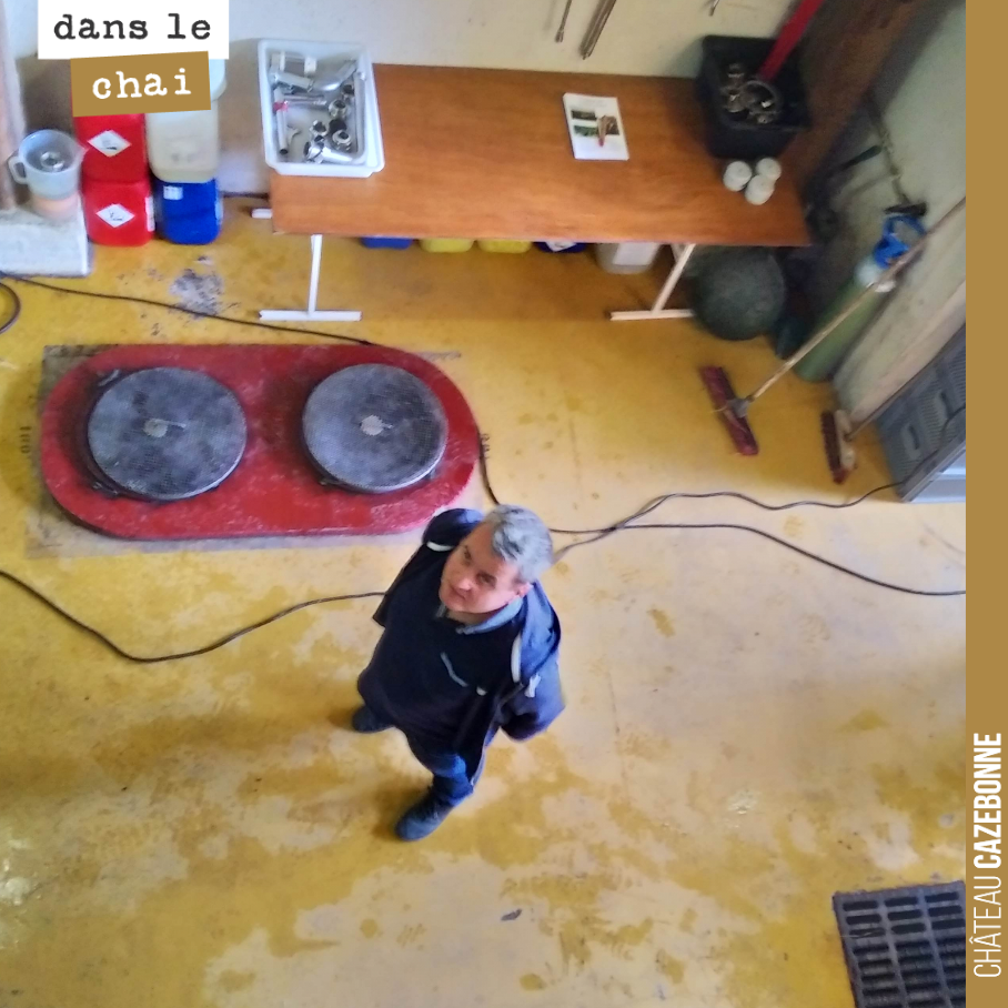 Je n’ai pas souvent l’occasion de poster une photo de moi par ici. Photo prise par Francis, dans les chais lors de notre dernière journée de vendange.
Vivement l’année prochaine.