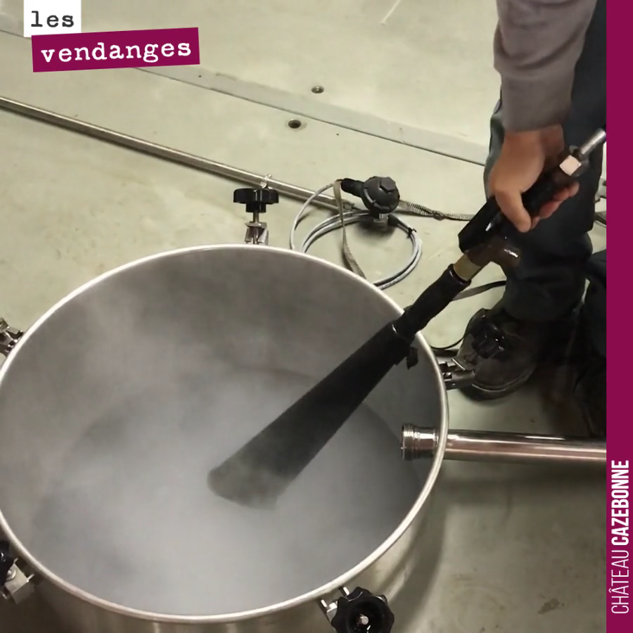 David inerte une cuve au CO2 afin de minimiser le contact du vin avec l’oxygène.