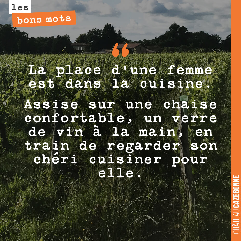 La place d'une femme est dans la cuisine. Assise sur une chaise confortable, un verre de vin à la main, en train de regarder son chéri cuisiner pour elle.