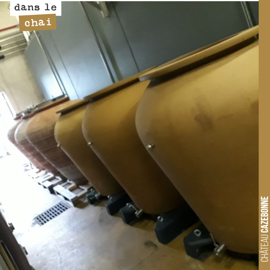On a installé nos amphores pour les vins rouges dans le chai de vinification. Les travaux dans notre chai d’élevage s’éternisent et on ne pouvait plus attendre pour entonner nos rouges qui attenden...