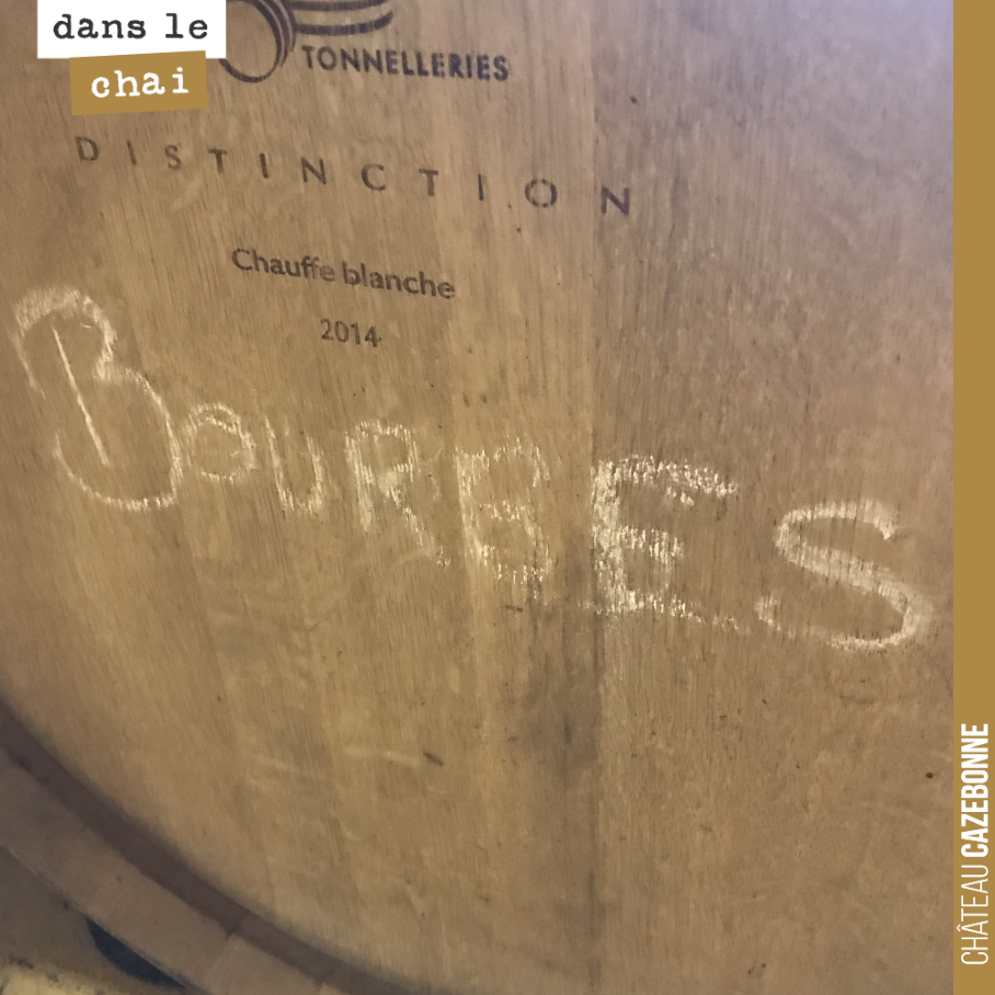 On laisse fermenter les bourbes en barriques. Les bourbes sont les lies plus grossières que l’on a isolées et filtrées. Réputées moins fines, elles peuvent être utiles dans les assemblages finaux e...