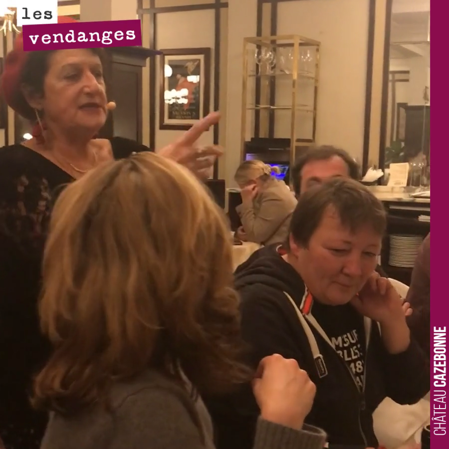 Le Beaujolais nouveau, c'est quand même une très belle tradition. Ici au Café du Commerce, les répertoires des chansons de cabaret est à l'honneur.
