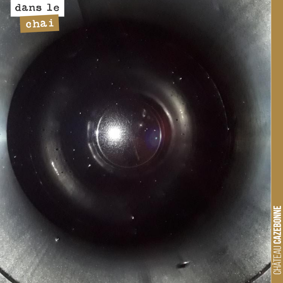 C’est beau une cuve en inox, une fois vidée. Ici, une cuve de cabernet sauvignon que nous avons entonnée.
