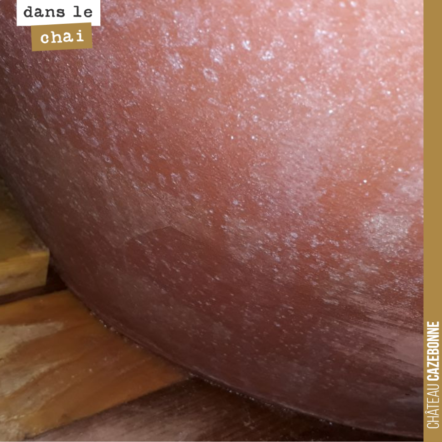 Une des caractéristiques de certaines amphores, c’est leur perméabilité. D’un côté, c’est ce que l’on cherche, en oxygénant très lentement le vin, de l’autre côté, cela a un coût. On a du rajouter ...