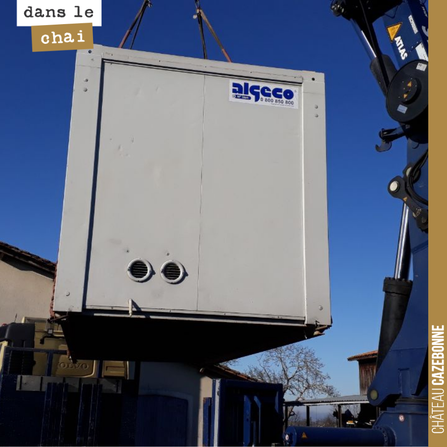 On installe nos nouveaux bureaux. En attendant la construction de notre salle de dégustation et nos futurs bureaux, nous installons un bureau provisoire, parce que l’on avait toujours pas de lieu p...