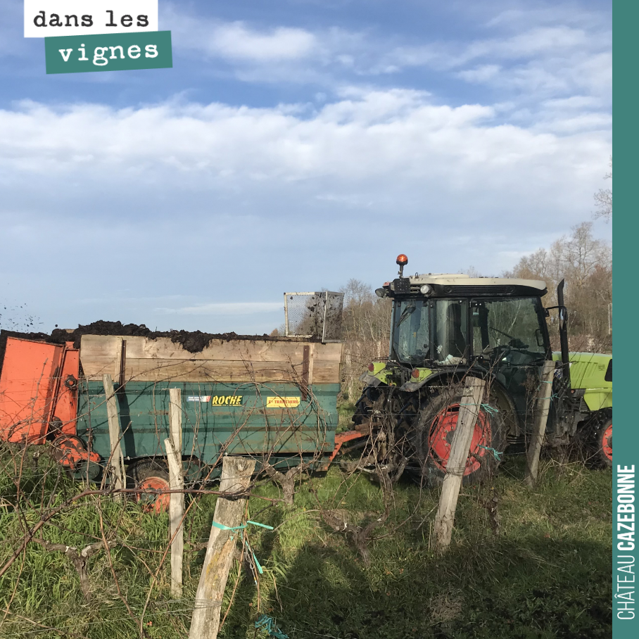 On a enfin pu rentrer dans les vignes cette semaine pour étendre du fumier et peu à peu, reconstituer la matière organique de nos sols.
Les sols de Graves ne sont pas bien riches, il faut les aide...