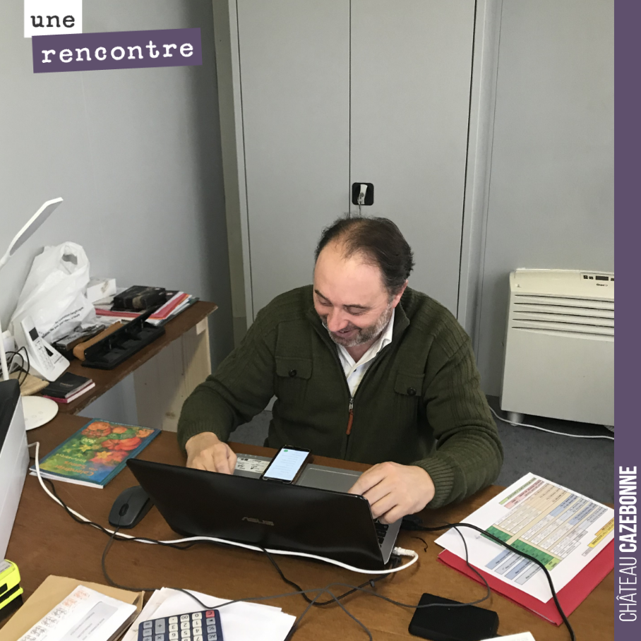 David, dans notre nouveau bureau, est au travail pour préparer les prochaines mises en bouteille de notre millésime 2019.
On vous prépare de très belles cuvées !