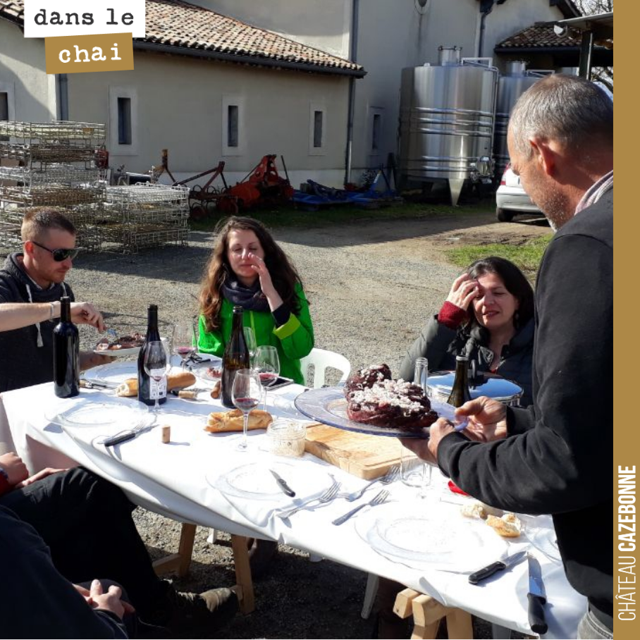 La pause du midi, c'est sacré...
Surtout lors d'une journée de mise en bouteilles.