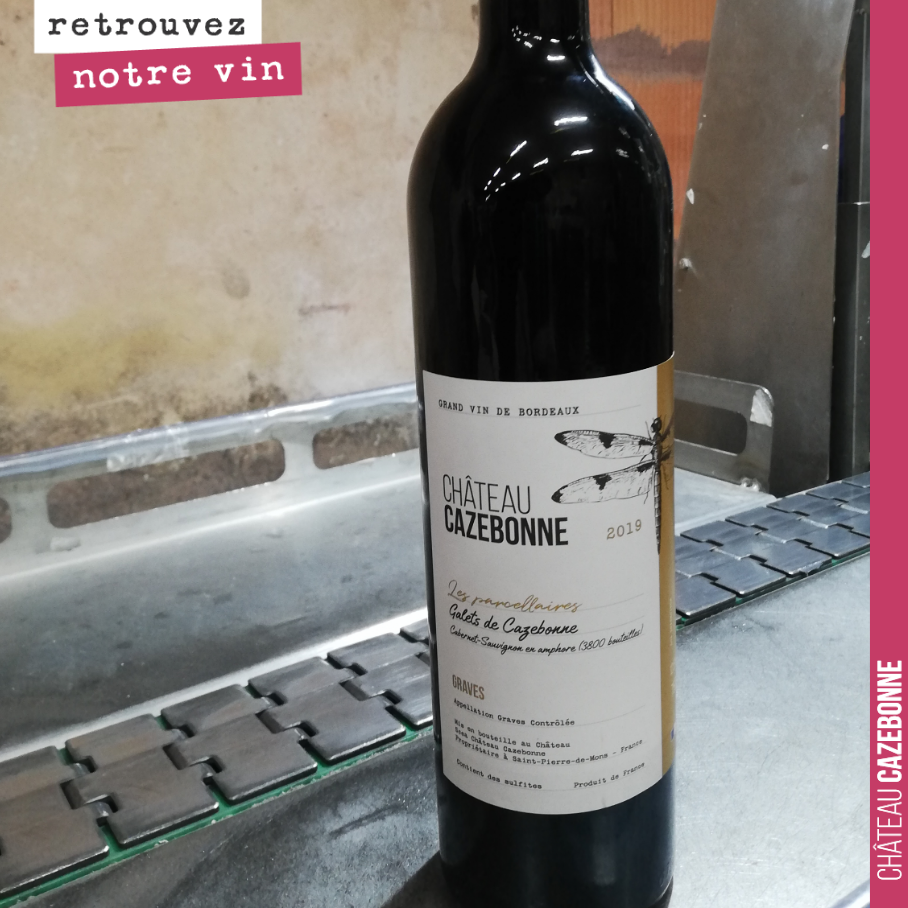 Pour nos parcellaires, on a adopté cet forme de bouteille, plus élancée, plus élégante avec une étiquette qui fait le tour de la bouteille et qui nous permet de vous détailler les caractéristiques ...