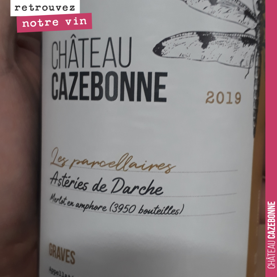 Moins de 4000 bouteilles produites sur ce parcellaire.
Le terroir est unique sur cette zone. La roche calcaire (la même que celle de Saint-Émilion se situe à 1 à 3 mètres de profondeur. Le merlot ...