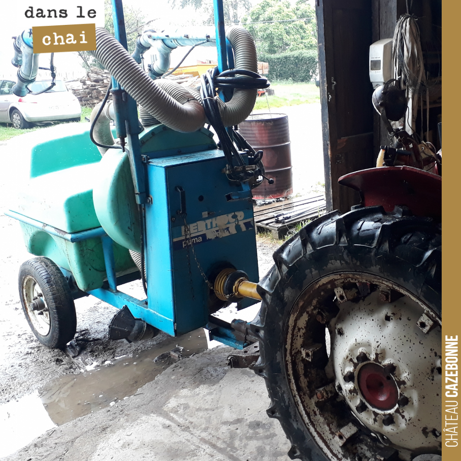 Voilà le mini-pulvérisateur qui va nous permettre d’intervenir sur la parcelle des Cluchets. Une parcelle où les rangs sont espacés de 1,5m alors que le reste de la propriété est à 1,8m voire à 2m....