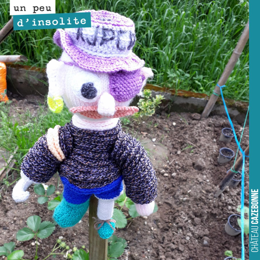 Lors d’une balade le long du canal du Midi à Castets en Dorthe, à quelques kilomètres de Cazebonne, sympathique mascotte (ou épouvantail) découverte dans un jardin.
Gardons notre œil d’enfant !