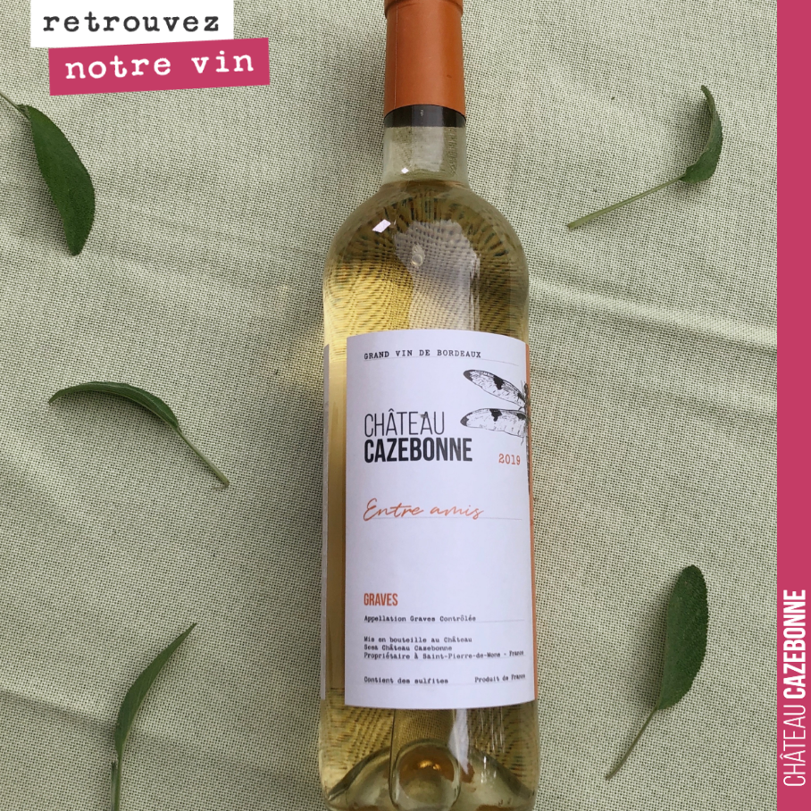 Mon neveu m’a réalisé quelques photos de la gamme de vins de Cazebonne. Je vais enfin disposer de quelques photos présentables.
Ici la cuvée Entre amis, Graves blanc 2019, jolie bouteille croquant...