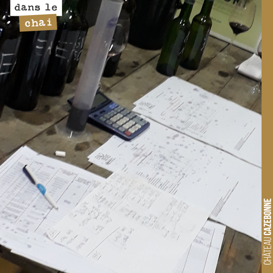 Dégustation de tous les lots et savants calculs pour voir comment assembler en vue de nos mises en bouteille de fin juin.
On va mettre en bouteille la cuvée Entre amis rouge 2019.
Pour les blancs...