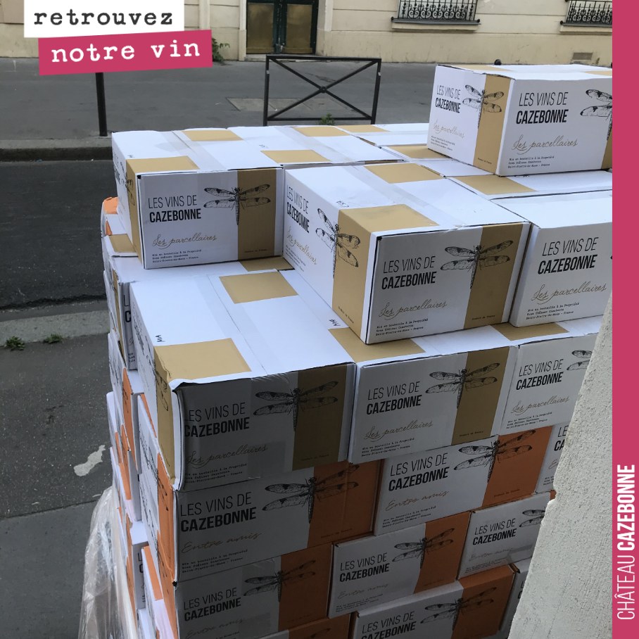 On réceptionne une palette de nos vins à Paris, histoire d’avoir un petit stock tampon de nos cuvées, pour réapprovisionner la cave des copains, bien mise à mal par cette période de confinement.
C...