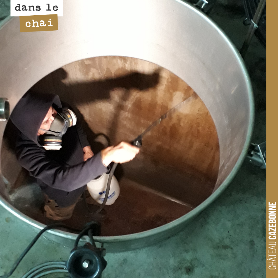L’hygiène est essentielle avant les vendanges. Benjamin a la manœuvre dans une cuve pour les rouges.