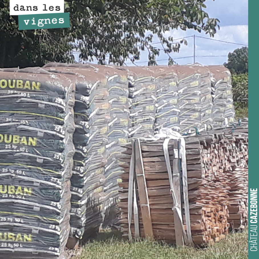 On est prêt pour préparer les trous pour les coplantations.
Sur chaque parcelle, il nous faut creuser pour enlever les racines du pied mort, rajouter du fumier, mettre un marquant en acacia fendu...