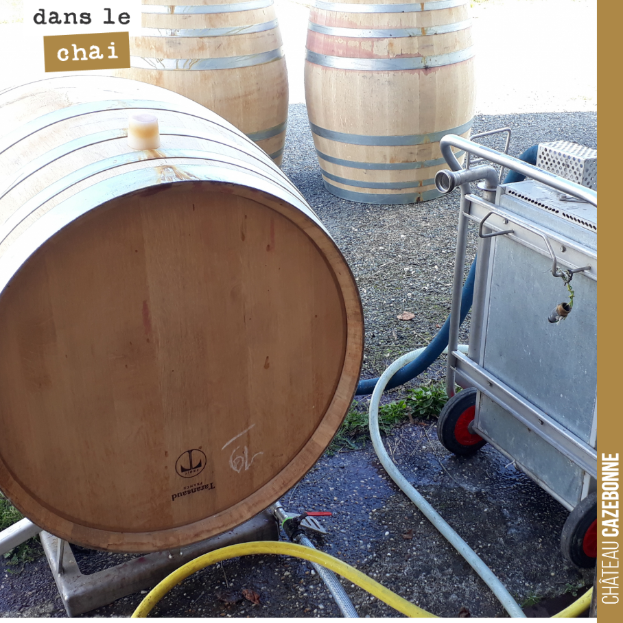 Nettoyage des barriques de rouge à la vapeur avant entonnage du millésime 2020.
Le grand vin 2019, que nous venons d’assembler, sera mis en bouteille jeudi. Et on aura le plaisir de vous le faire ...
