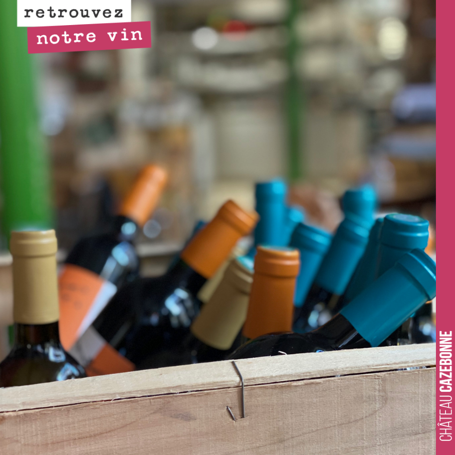Vous aimez les couleurs de nos capsules ?
Une couleur par gamme.
Orange pour tous les jours.
Bleu sur notre grand vin, blanc ou rouge.
Crème sur nos parcellaires, sélections de terroirs.
Et l’...