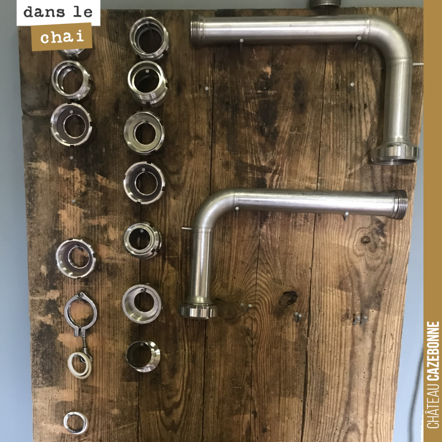 Valentin nous a bricolé une jolie œuvre d’art pour ranger toute la petite tuyauterie dans le chai.