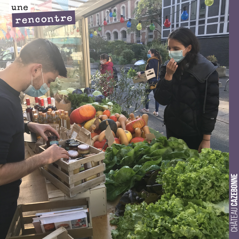 Magnifique initiative de mon frère Chef Damien qui a décidé d’organiser un marché aux légumes (et aux vins) pour solder ses derniers légumes et ne rien jeter.
Nous sommes allé donner un coup de ma...