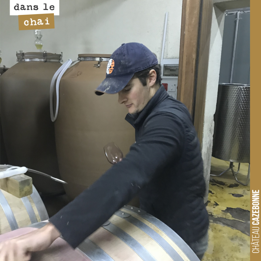 Valentin à la manœuvre. On re-déguste tous les lots de 2020 pour voir comment cela évolue. On a cette année de magnifiques rouges avec beaucoup de fond. Les blancs en barrique goûtent aujourd’hui s...