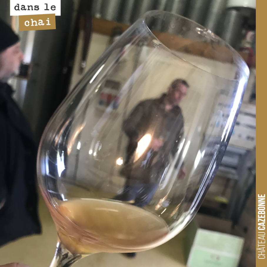 Fabien Lapeyre nous fait déguster son vin de paille issu de vieux pieds d’Ugni blanc. Un liquoreux tout en équilibre, très concentré, sur une belle tension. Cela fermente doucement mais sûrement !
...