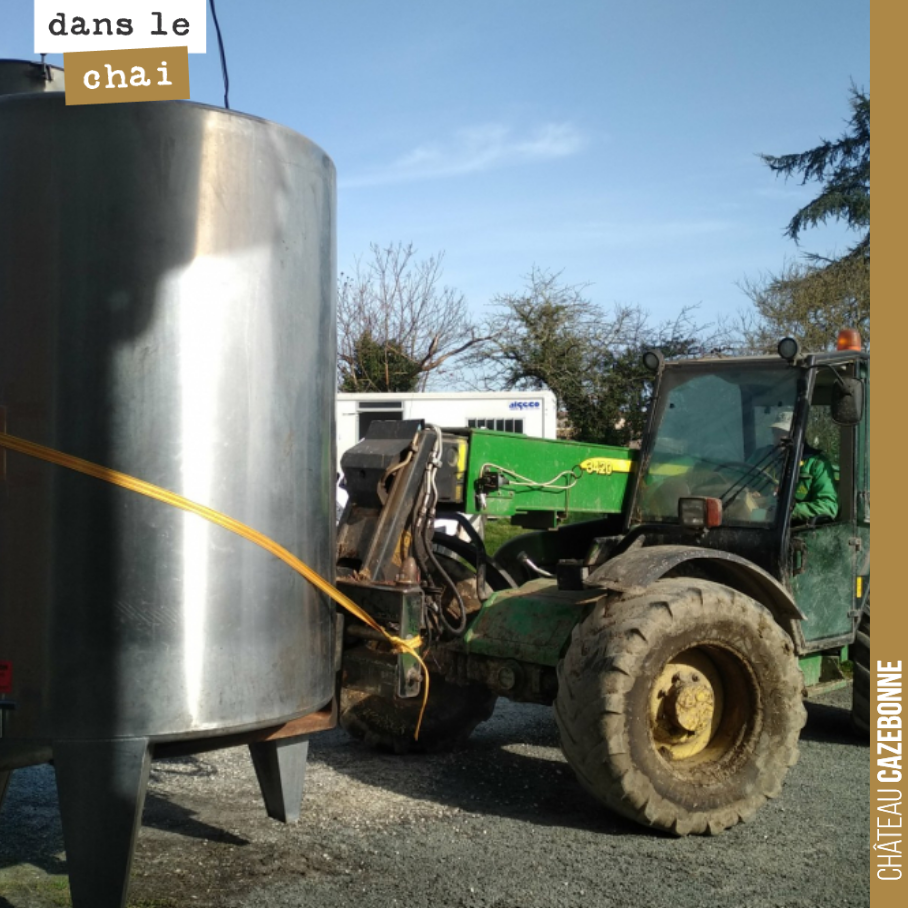 On profite de l’hiver pour re-agencer notre cuverie. Patrick, notre voisin, est venu nous prêter main forte pour déplacer les cuves.