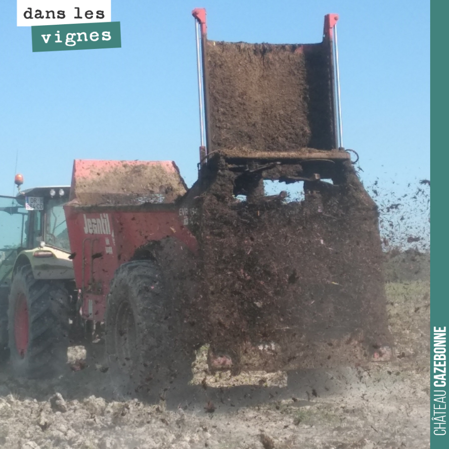 30 tonnes de fumier par hectare sur cette plantation !
Rien de mieux que le fumier bien composté pour reconstituer la matière organique des sols. On plante semaine prochaine. On va bichonner cette...
