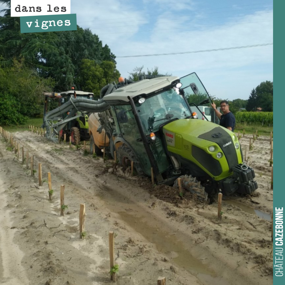 Avec le cumul des pluies, les traitements sont compliqués, et c’est encore plus le cas sur la plantation où le sol a été travaillé.
Bilan : hier, tracteur planté avec le pulvé.
