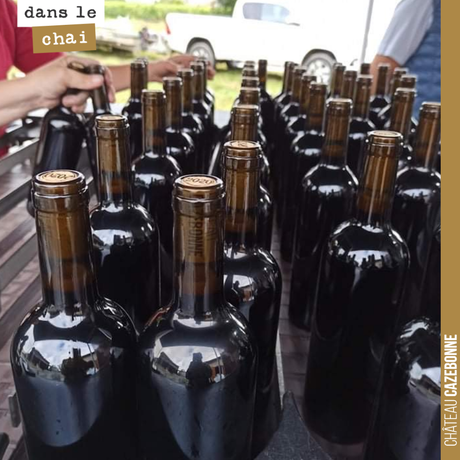 Aujourd’hui, c’est mise en bouteille. Cela tombe bien, de toute façon avec ce temps, difficile de sortir le tracteur pour travailler sous le rang.
Nous mettons en bouteille notre cuvée Entre amis ...