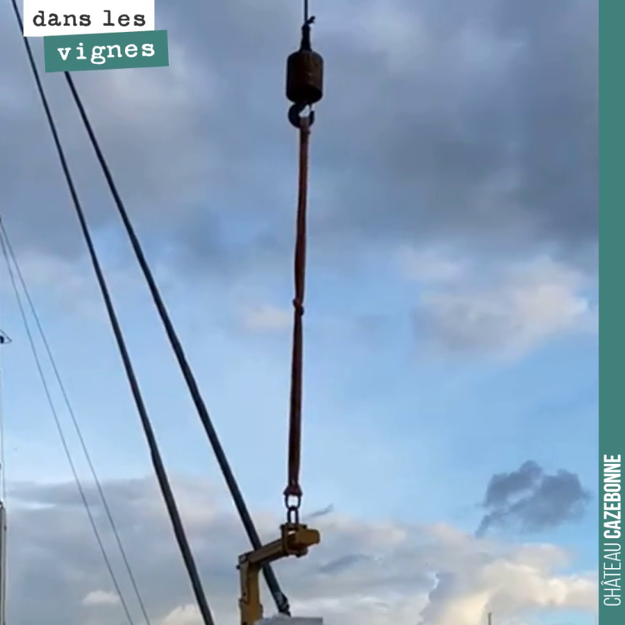 On embarque une palette de notre parcellaire Galets de Cazebonne pour New York avec Grain de Sail Wines.
Le voyage par bateau à voile, certainement une des pistes d’avenir pour le transport mariti...