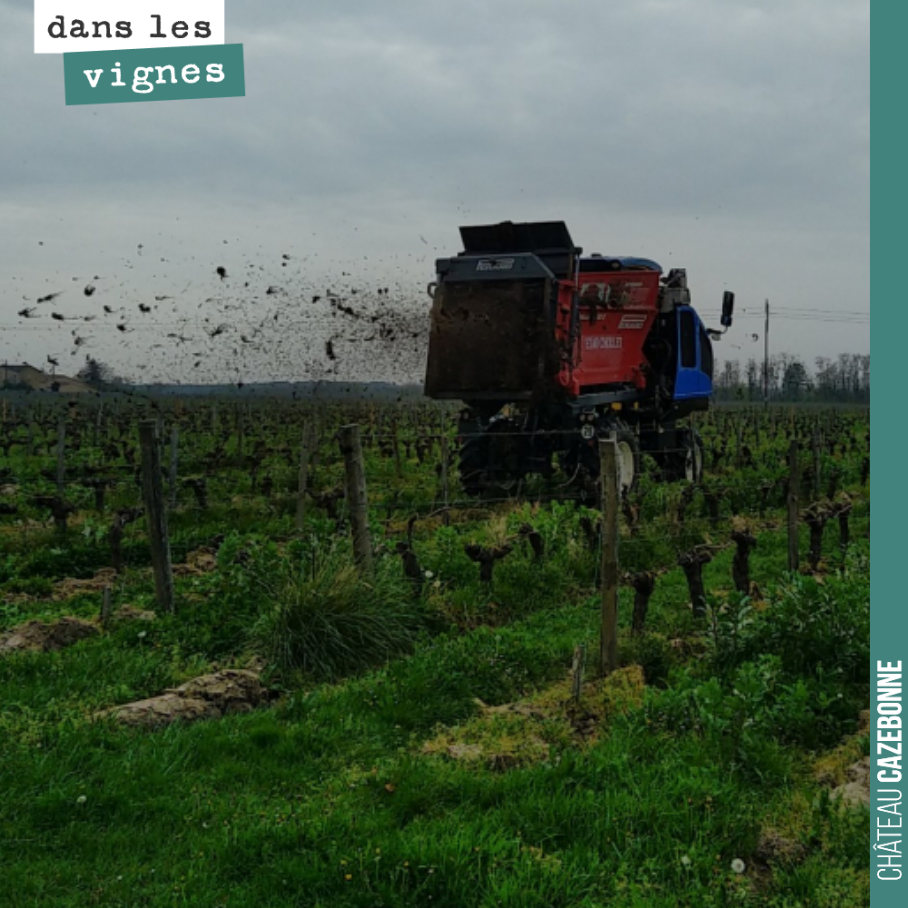 Dans l’attente des 3 nuits éprouvantes qui nous attendent, on étend le fumier. 3 à 5 tonnes par hectare. Couverts végétaux, fumier, on continue le travail de reconstitution de la matière organique ...