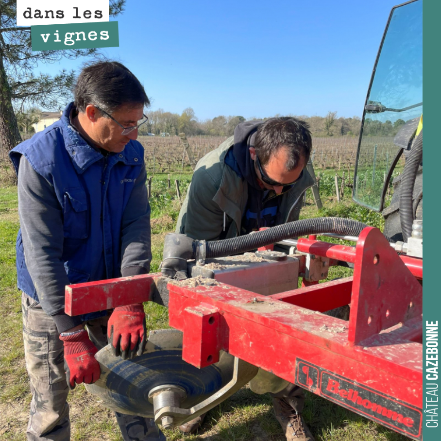 Cela tombe souvent en panne ces bêtes là. Et pas toujours simple d’identifier les pannes. Hier un faux contact dans le boîtier l’électrique nous a fait perdre plusieurs heures.
Ici Bruno et Floria...