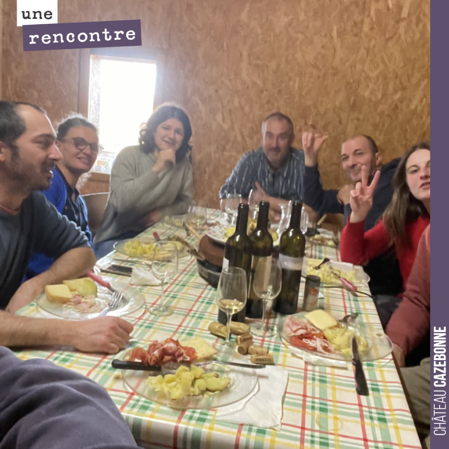 Repas de fin d’année bien mérité avec l’équipe avec la traditionnelle raclette.
Important de prendre le temps de décompresser.
L’occasion aussi de déguster notre millésime 2022 tout juste mis en bo...