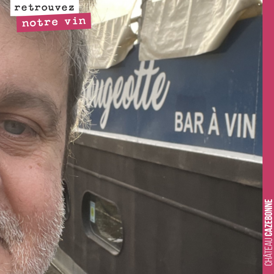 Retrouvez désormais Cazebonne à la Bougeotte, magnifique bar à vins sur une péniche au canal de l’Ourcq à Paris.
Je n’ai pas pu m’empêcher de leur remettre les insignes pirates 🏴☠️