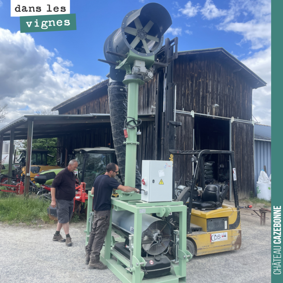 Installation de nos tours Ventigel. Une ingénieuse machine fabriquée en Gironde qui souffle de l’air réchauffé à 5 mètres de hauteur sur un rayon de 60 à 80 mètres, soit à peu près deux hectares co...