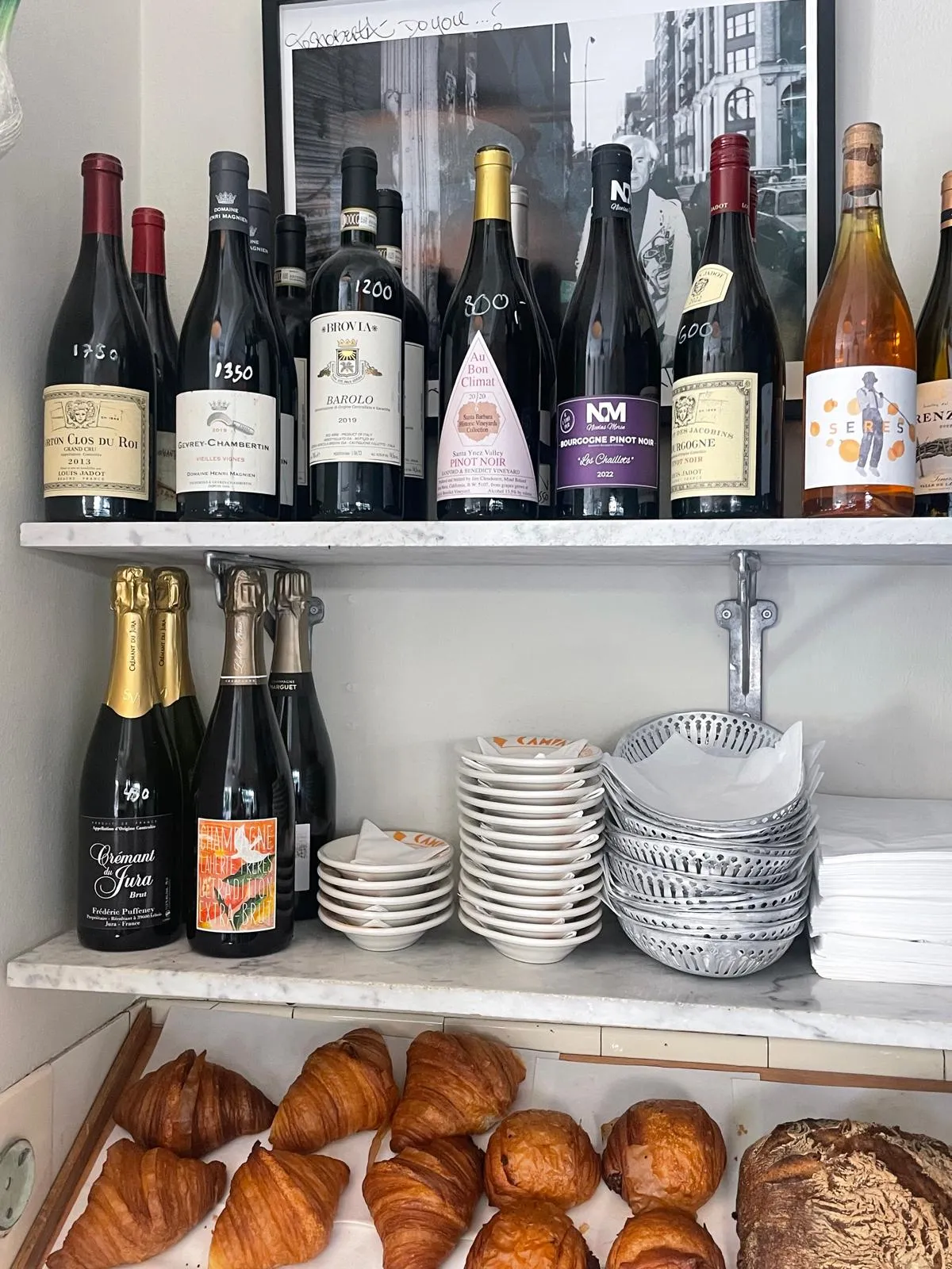 Dans un bar, la Bourgogne et le Jura à l'honneur aux côtés de jolis vins italiens