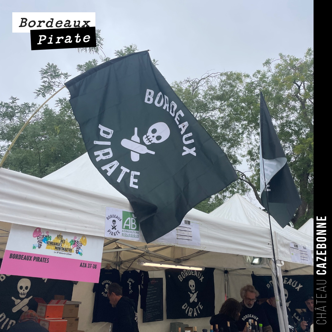 Le drapeau pirate 🏴☠️ est hissé pour la Fête des vendanges de Montmartre.